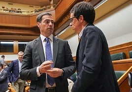Imanol Pradales y Pello Otxandiano conversan en el Parlamento Vasco.