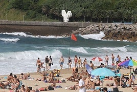 El baño está prohibido este martes en una zona de la playa de La Zurriola.