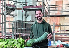 Intxausti, kuia bat eskuetan duela.