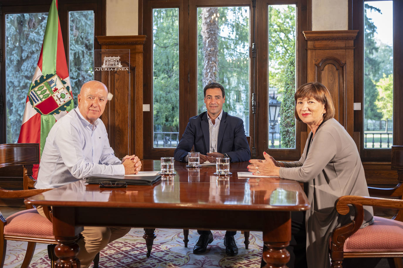 El lehendakari, Imanol Padrales, con los responsables de UGT Raúl Arza y Arantza Agote.