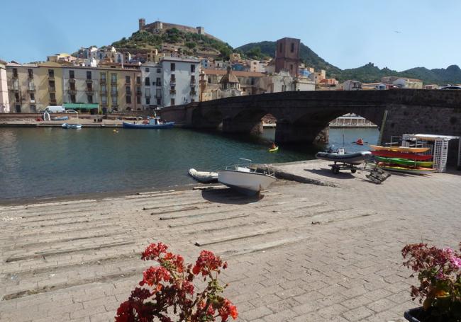 Casas de colores en Bosa con su río navegable.