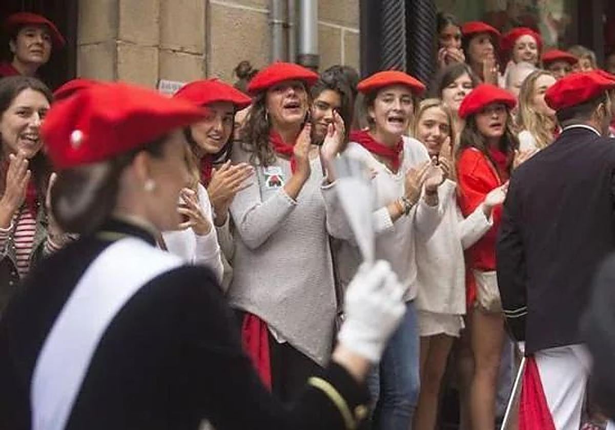 Una cantinera recorre las calles de Hondarribia.