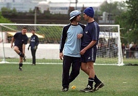 Liam Gallagher y Damon Albarn se encaran en el césped de Mile End.