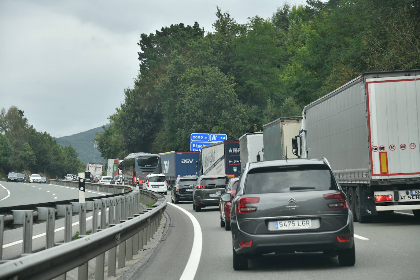 Una larga cola de coches esta tarde en la AP-8