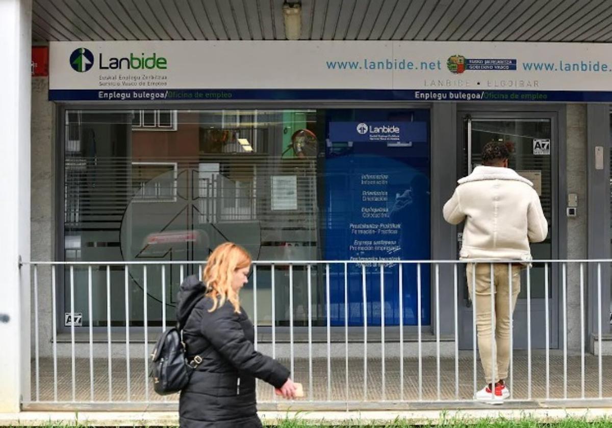 Varias personas caminan por el exterior de la sede de Lanbide de Elgoibar.