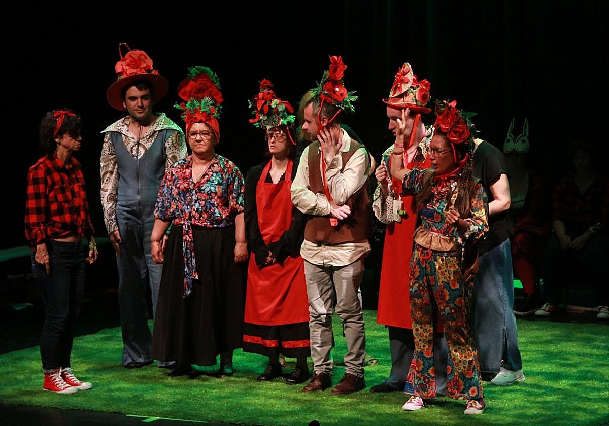 Los intérpretes, durante la representación de la obra.