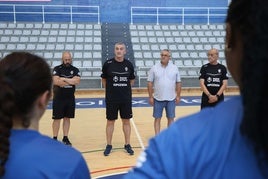 Imanol Álvarez y su staff antes de un entrenamiento de pretemporada en el Gasca.