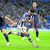 Una roja sin sentido a Oyarzabal condiciona a una Real que terminó de pie