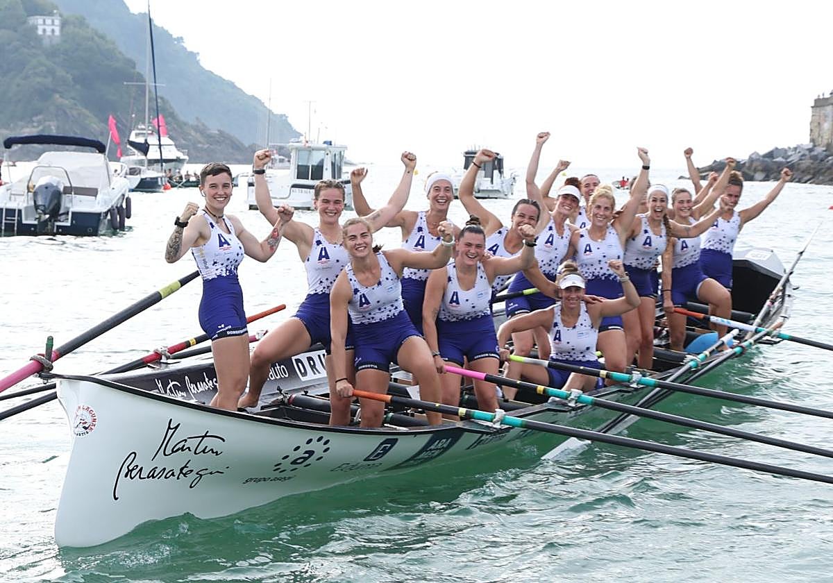 Las remeras de Arraun Lagunak celebran su victoria en la clasificatoria.