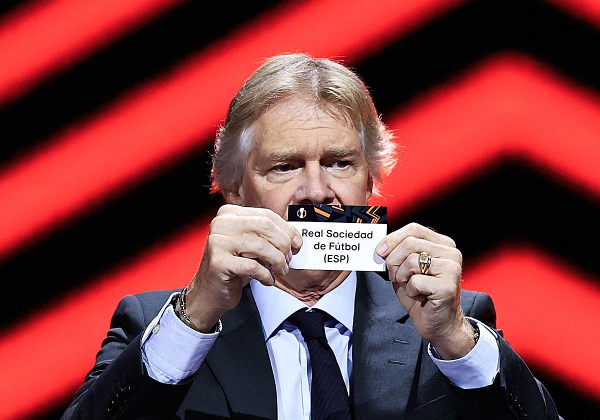 Glenn Stromberg muestra la papeleta de la UEFA Europa League en el sorteo de este viernes.
