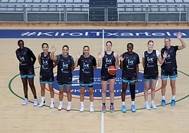 Las ochos jugadoras del IDK que entrenaron este viernes en el Gasca.