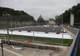 El viernes comenzó a instalarse el nuevo césped de hierba artificial en el campo de fútbol de Añorga.