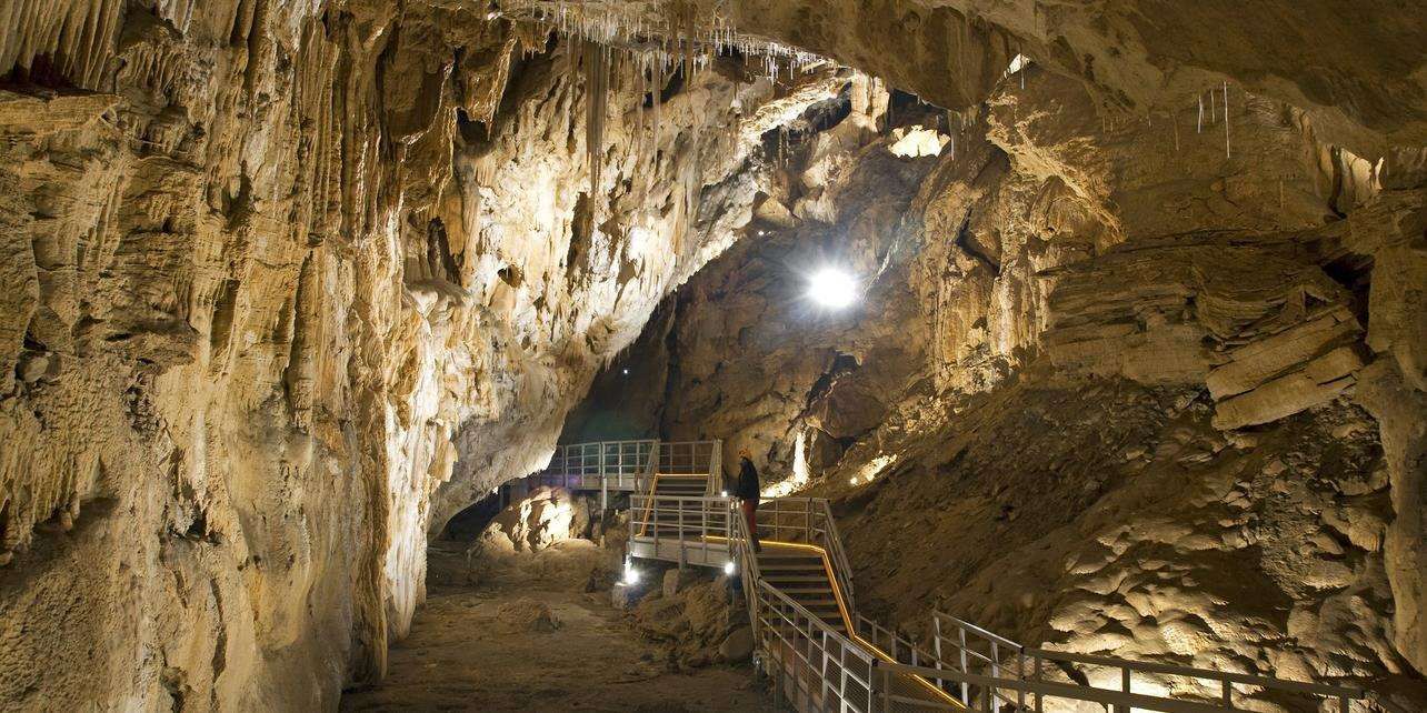 Estalactitas en la Cueva de Arrikrutz.