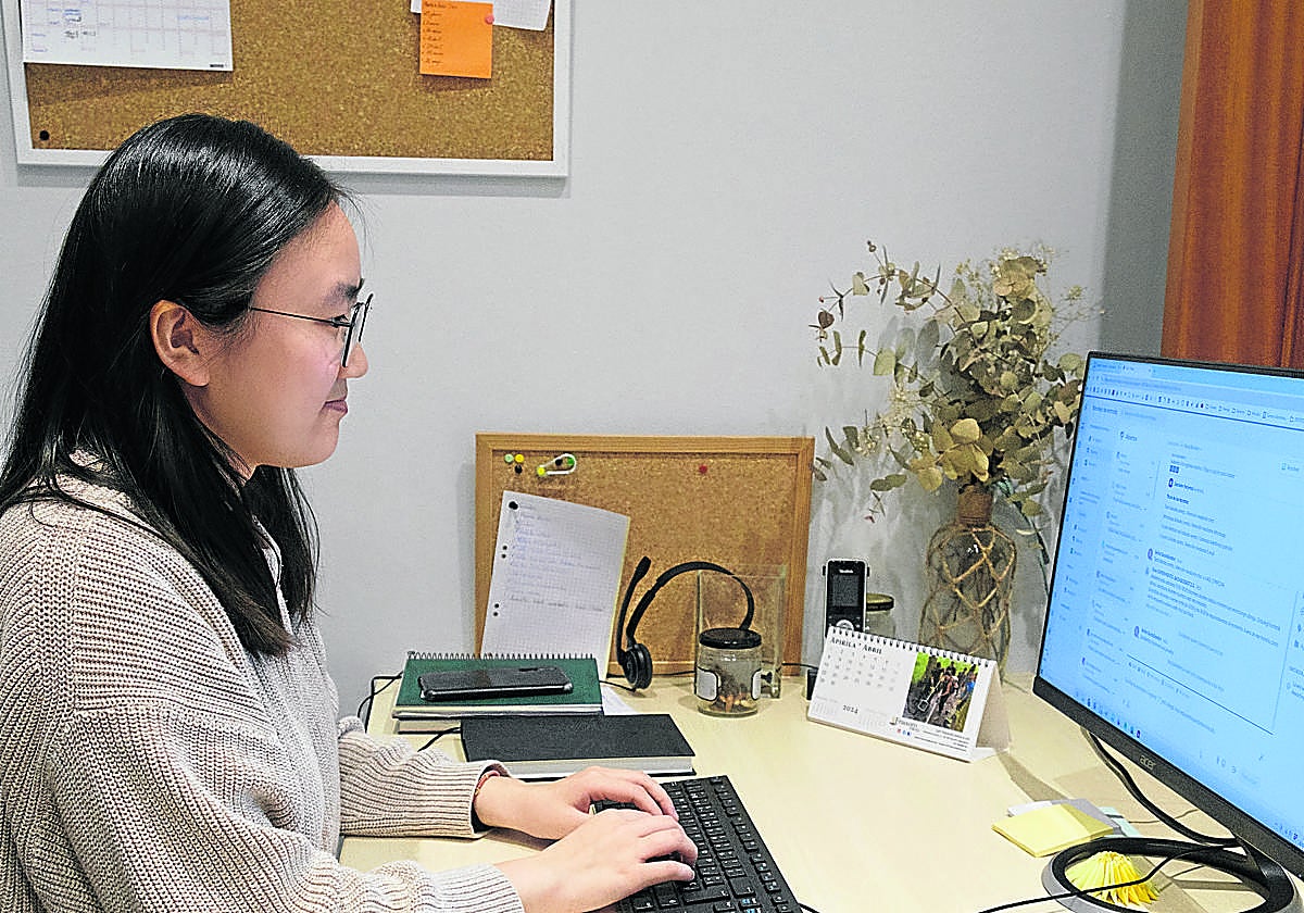 Wuyou Chen, estudiante de Psicología en prácticas, atiende a un joven vía chat.