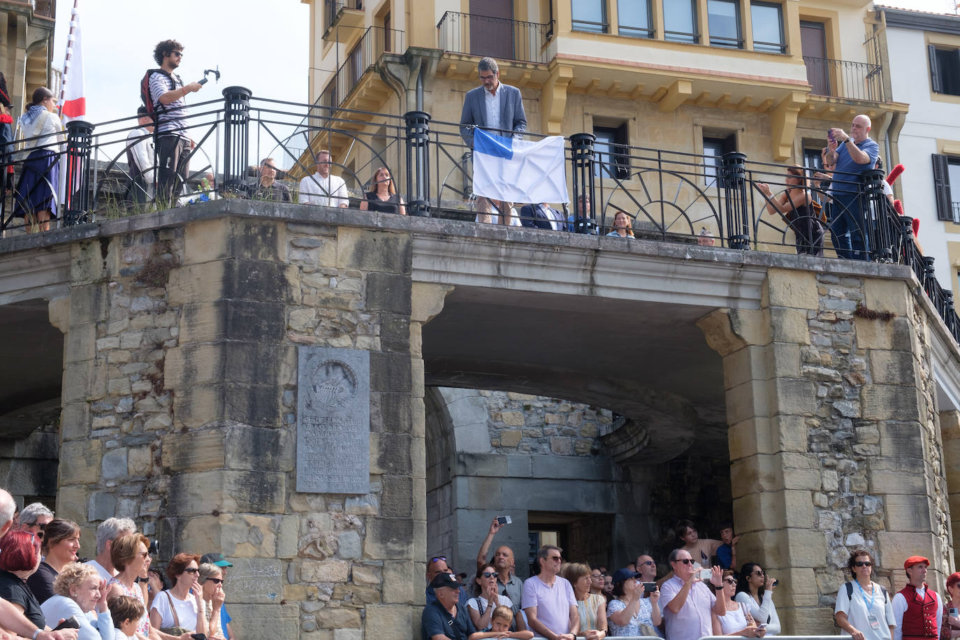 La ofrenda floral del Ayuntamiento por el 31 de agosto, en imágenes