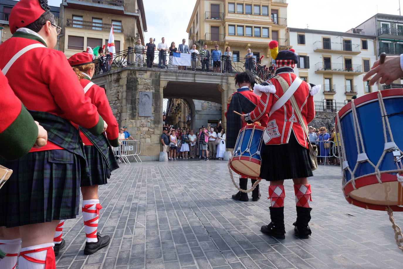 La ofrenda floral del Ayuntamiento por el 31 de agosto, en imágenes