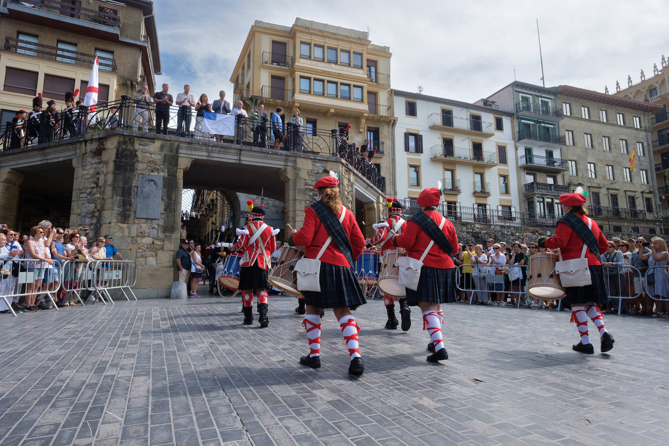 La ofrenda floral del Ayuntamiento por el 31 de agosto, en imágenes