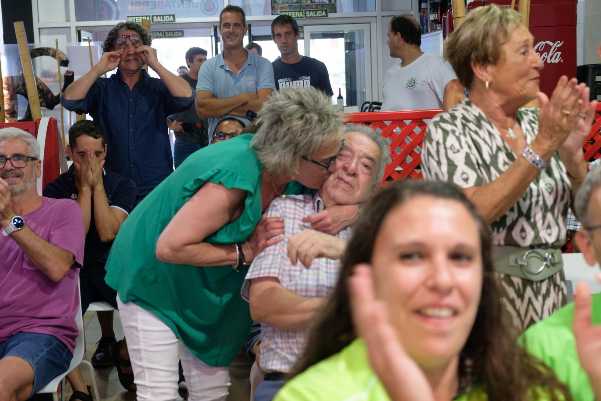 La celebración de los familiares y compañeros de Llopis