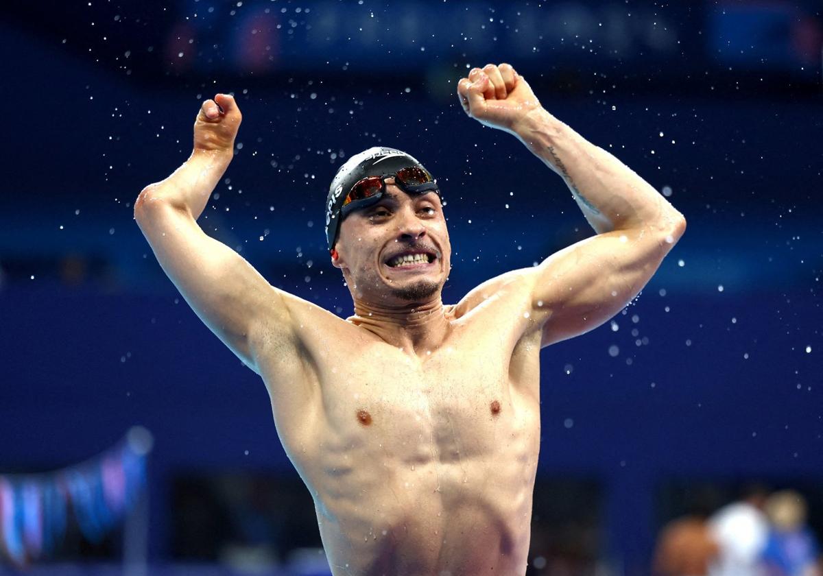 Iñigo Llopis celebra la victoria conseguida antes de salir de la piscina.