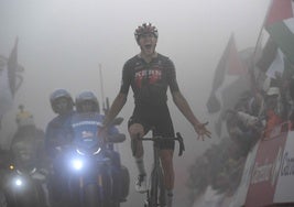 Pablo Castrillo celebra con fuerza y rabia su victoria en el Cuitu Negro, su segunda en la Vuelta a España.