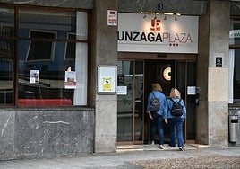 Dos mujeres ingresan en el hotel Unzaga, de tres estrellas, el complejo hotelero con mayor capacidad de la ciudad.