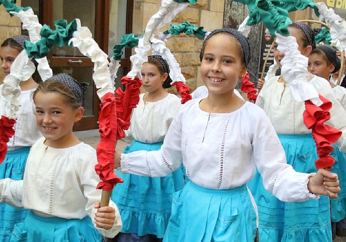 Dantzari txikiak kalez kale ibiliko dira emanaldiak eskainiz goizean eta arratsaldean Iñurritzara joango dira.