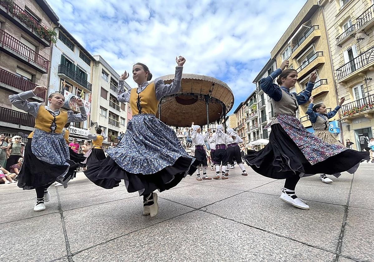 Los dantzaris locales de Jalgi Dantza Taldea en plena actuación en Musika Plaza.