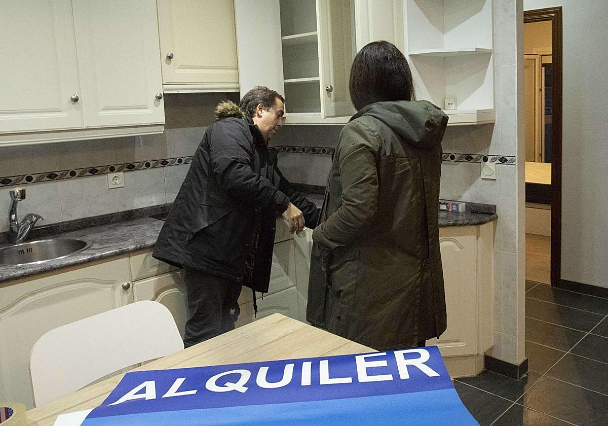 Una joven visita un piso para alquilar.