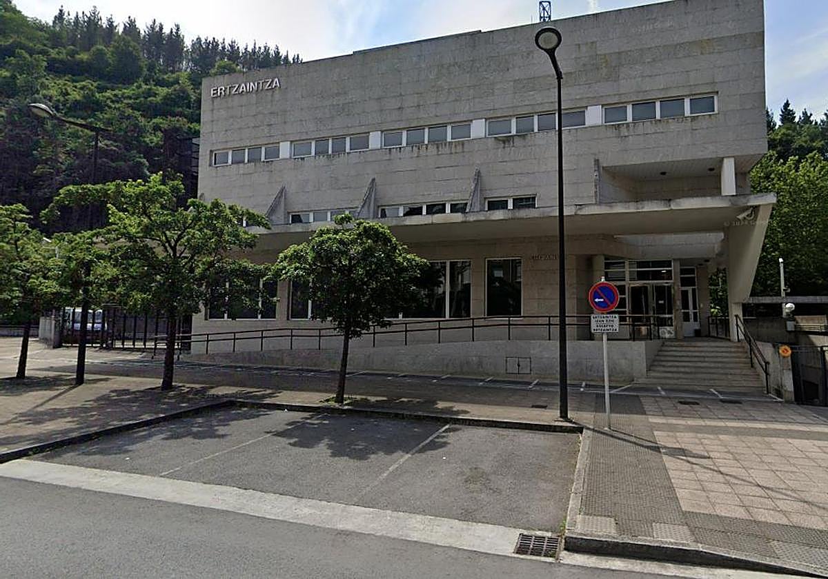 Arrestado tras abandonar a su hijo de 3 años ante la ertzain-etxea de Bergara