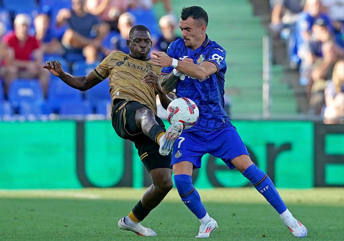 Hamari Traoré despeja el balón ante Álex Sola en el partido contra el Getafe en el que cayó después lesionado.