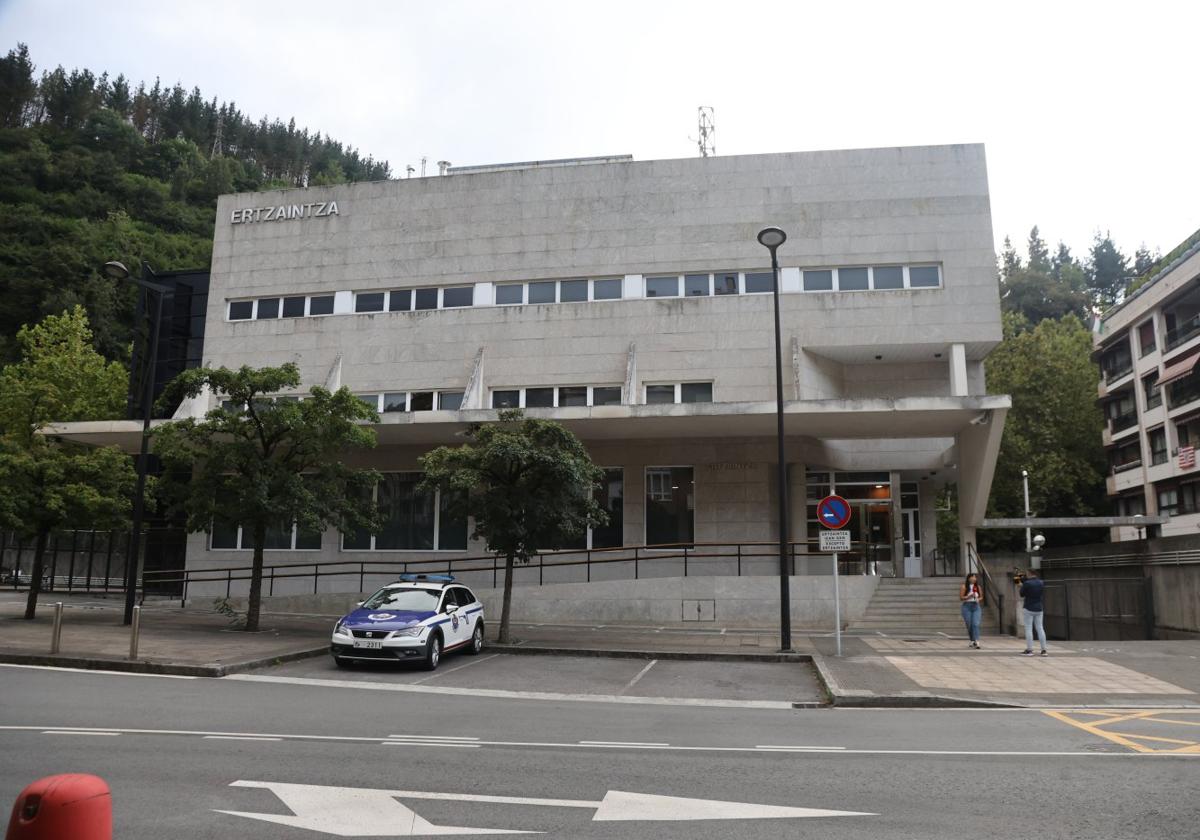 Exterior de la comisaría de la Ertzaintza en Bergara, donde el niño fue depositado por su padre junto a una maleta.