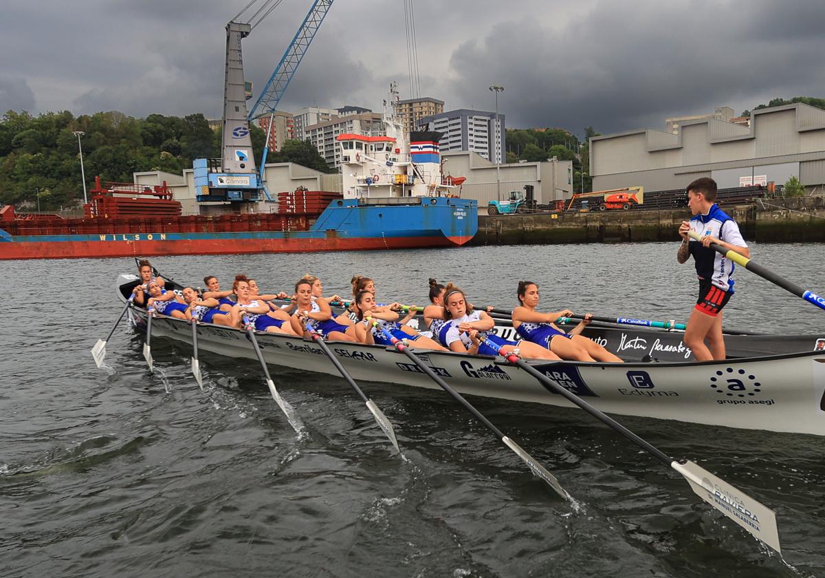 La tripulación de Arraun Lagunak se entrena en la bahía de Pasaia.