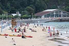 Bañistas ayer en la playa de Ondarreta.