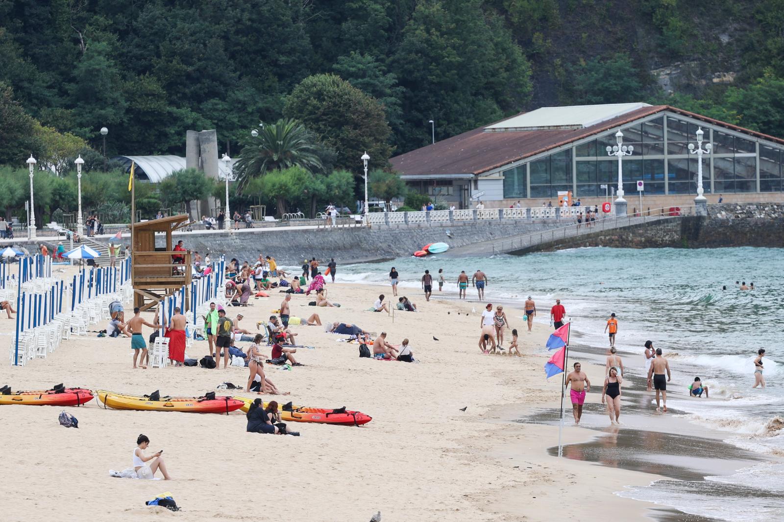 Bañistas ayer en la playa de Ondarreta.