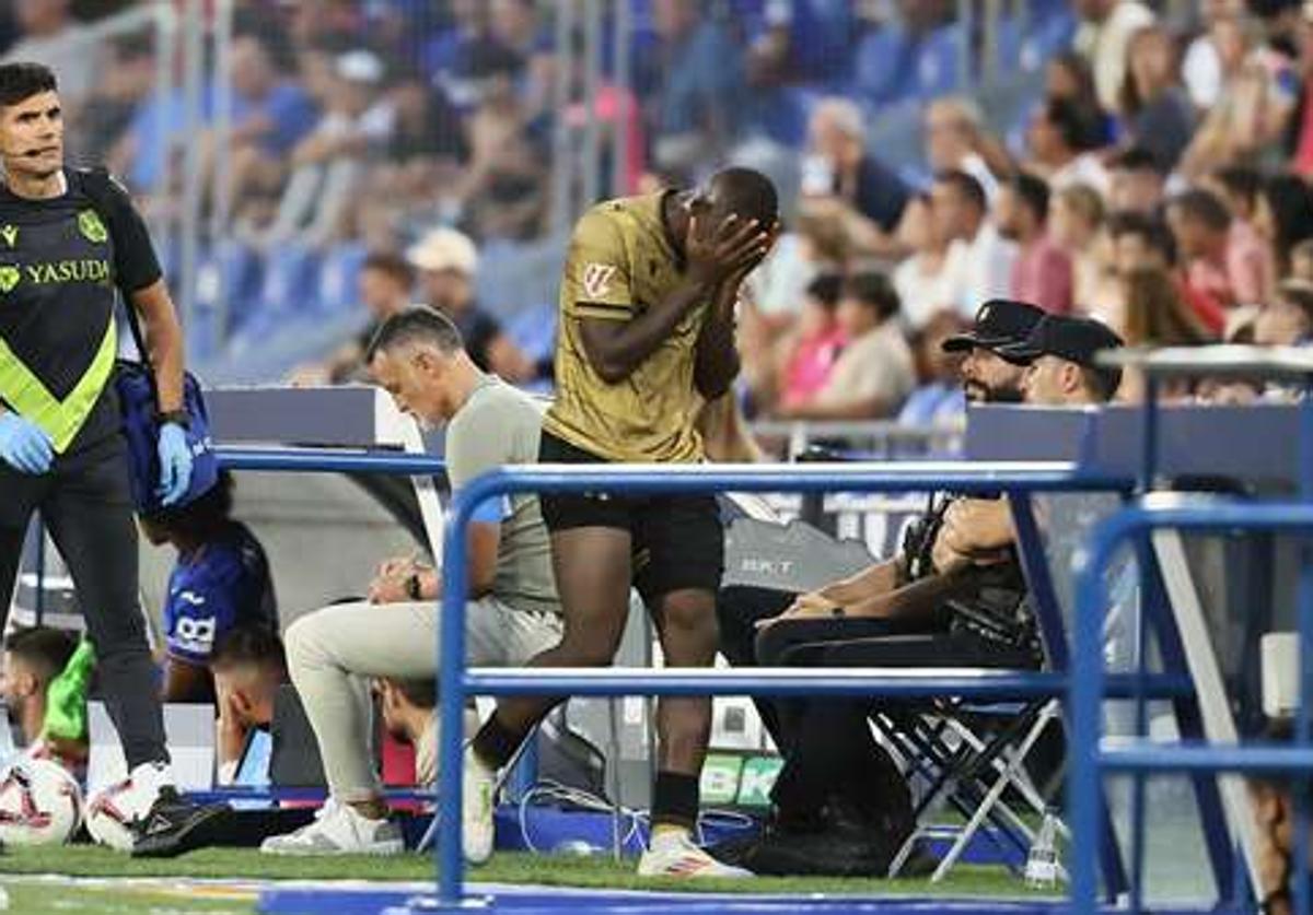 Hamari Traoré cabizbajo al abandonar el partido del domingo ante el Getafe.