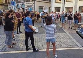 La txaranga Mauxitxa, animando la vuelta al trabajo de los vecinos de Elgoibar.