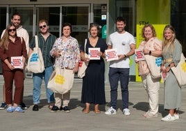 Organizadores y colaboradores de Animadeba posan tras la presentación del festival, ayer en San Telmo.