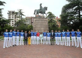 Los pelotaris participantes en la feria de San Mateo posan con autoridades y patrocinadores en Logroño delante de la estatua de Espartero.