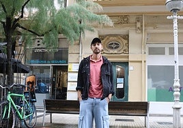 El italiano Alessandro Lorenziposa en el exterior del piso, en Gros, donde supuestamente iba a residir los próximos doce meses.