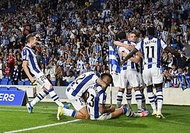 Los jugadores de la Real celebran el gol de Brais en el partido ante el Alavés