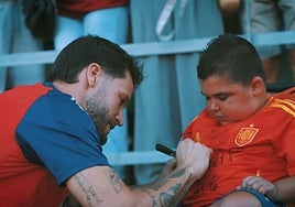 Álex Remiro junto a un aficionado en el entrenamiento de la Selección en Las Rozas.