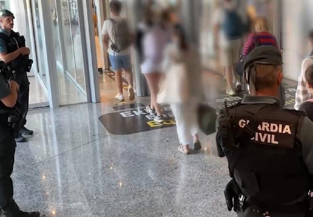 Detenido un pasajero en Loiu por maltratar a su pareja en un vuelo entre Ibiza y Bilbao