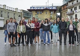 Algunos de los remeros firmantes en el muelle de Donostia.