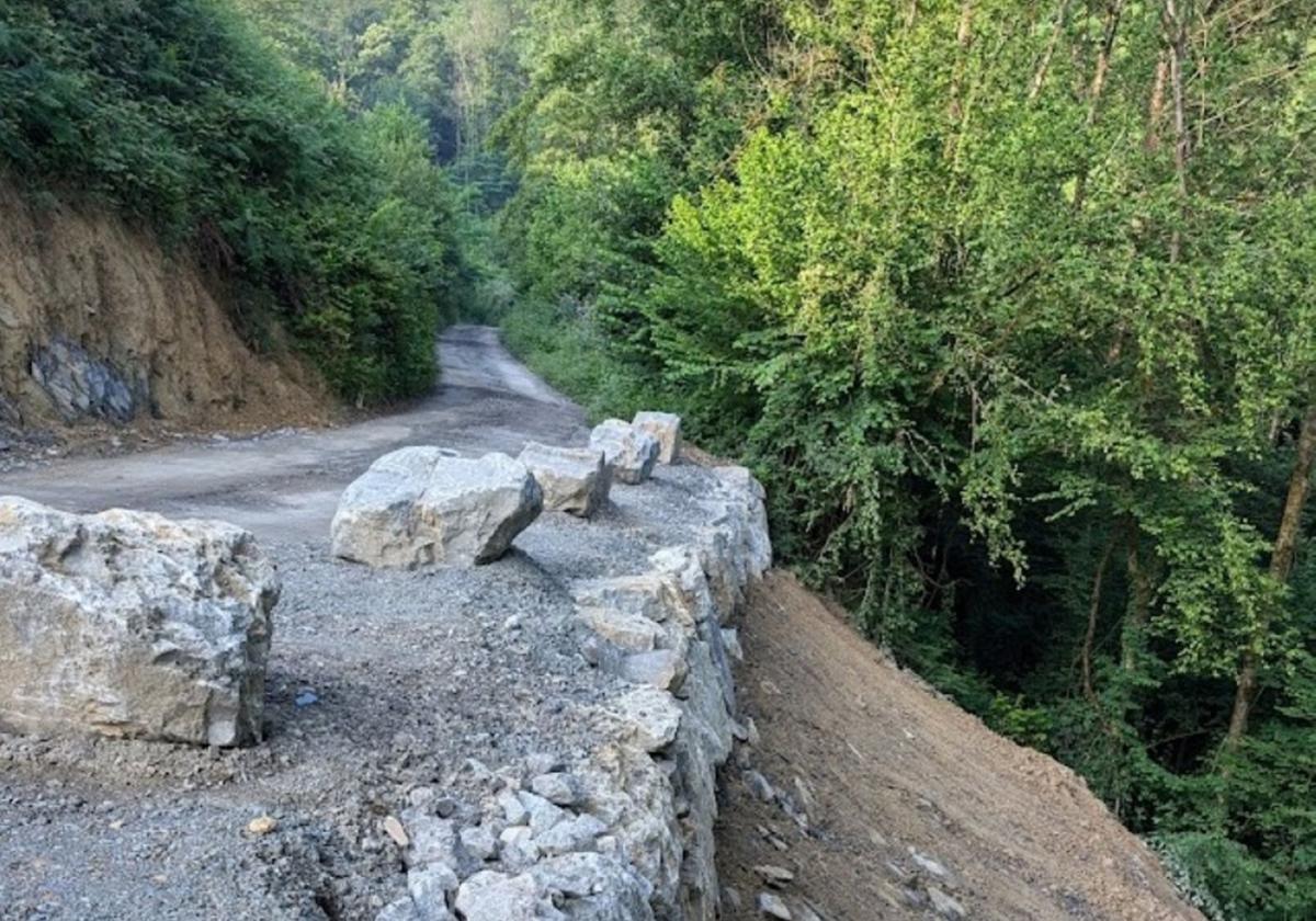 Imagen de uno de los viales sobre los que se ha llevado a cabo una reparación en la zona de Ibiur.