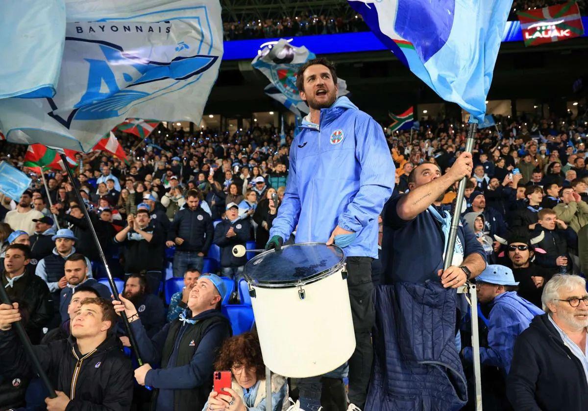 Afición del Aviron Bayonnais en el último partido que jugó en el Reale Arena, en marzo de este año.