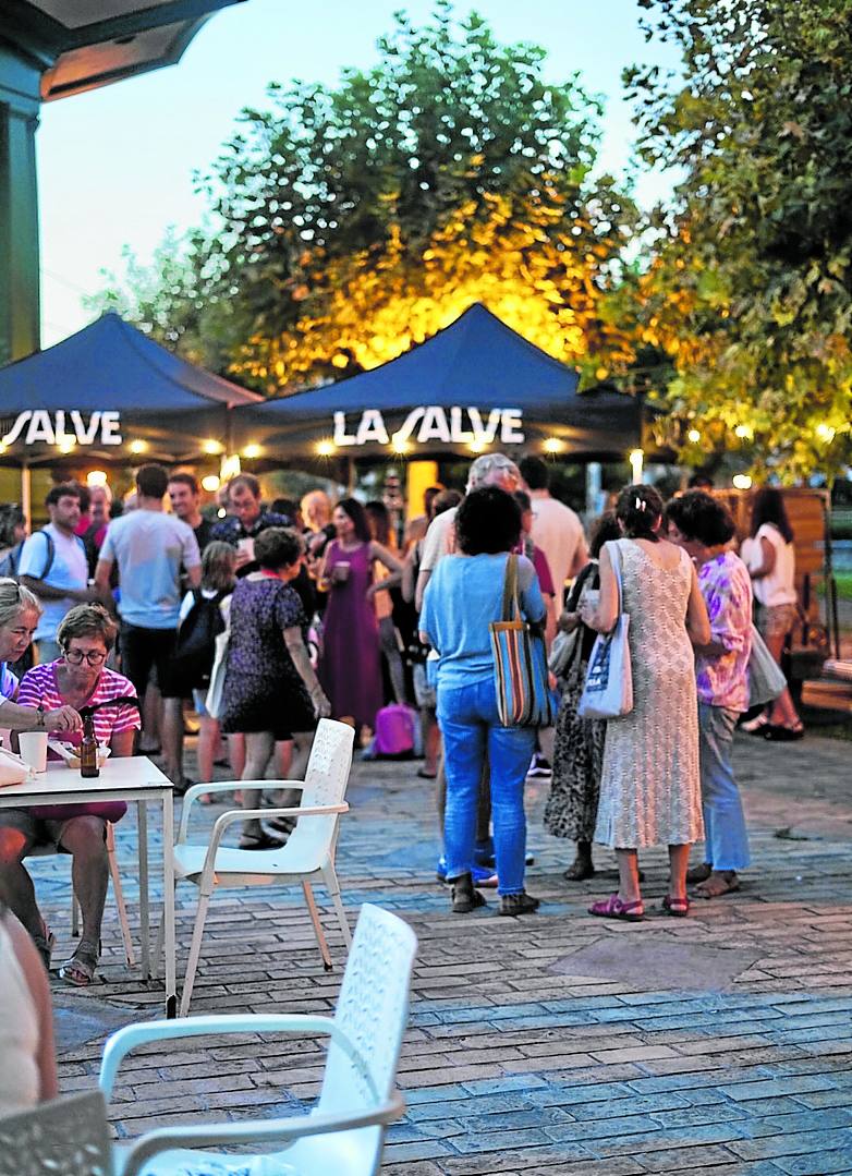 Varias personas en torno al recinto del festival de cine, el pasado año.