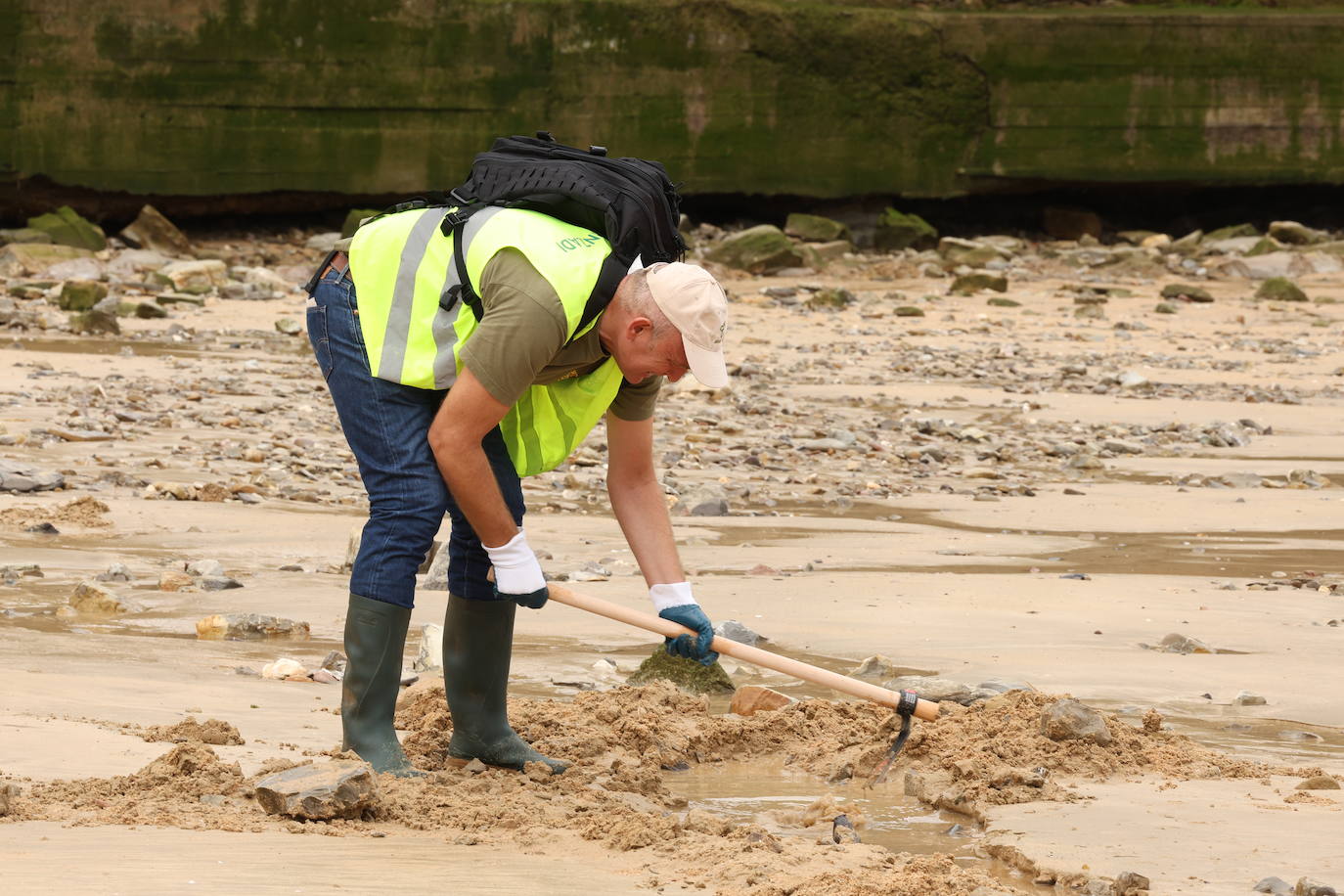 Las mejores imágenes del casco de un barco que ha aparecido en Ondarreta