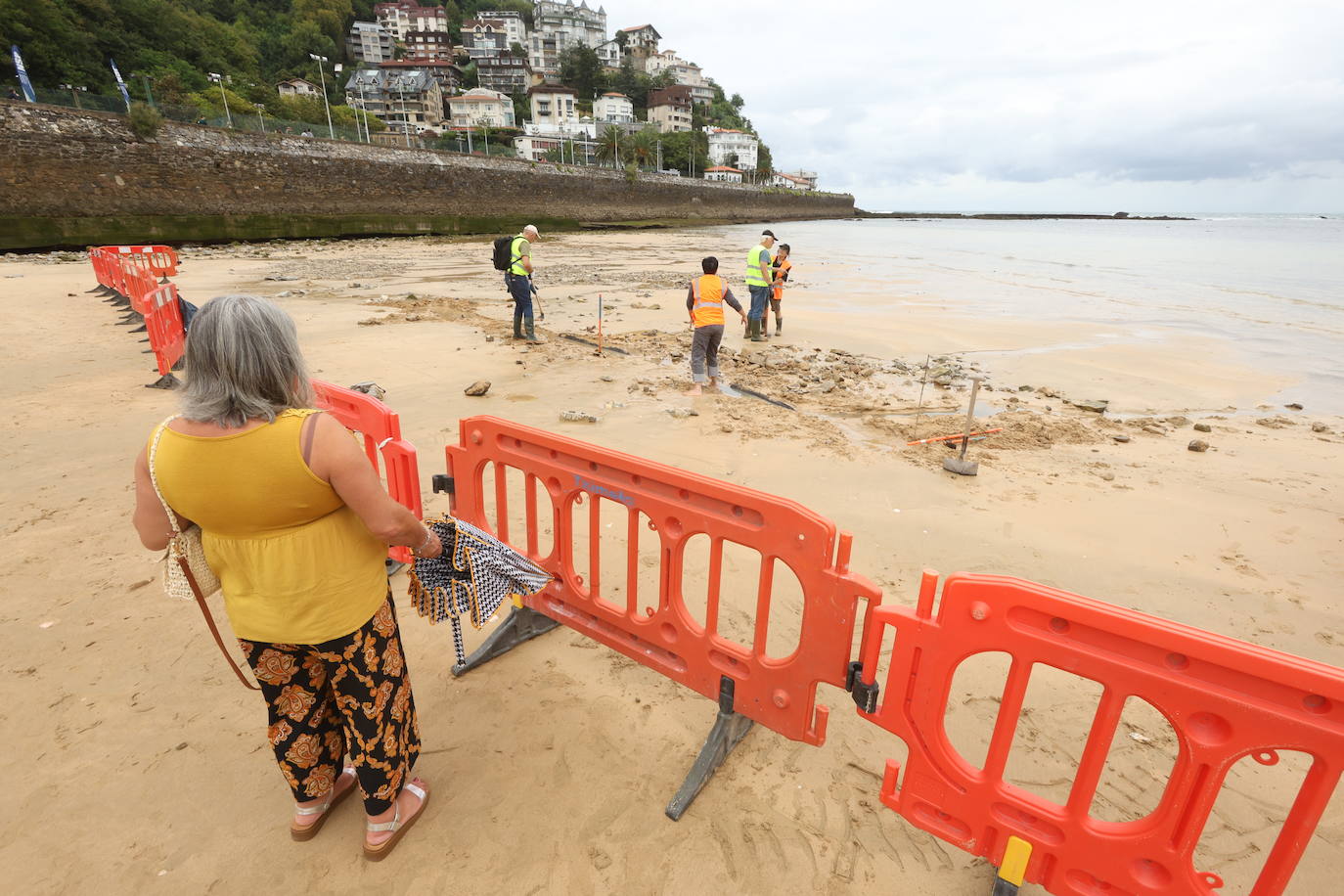 Las mejores imágenes del casco de un barco que ha aparecido en Ondarreta