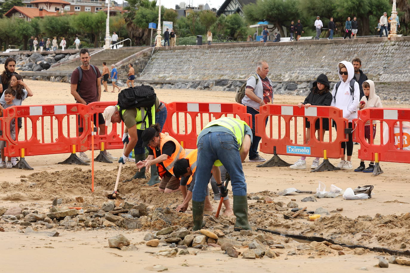 Las mejores imágenes del casco de un barco que ha aparecido en Ondarreta