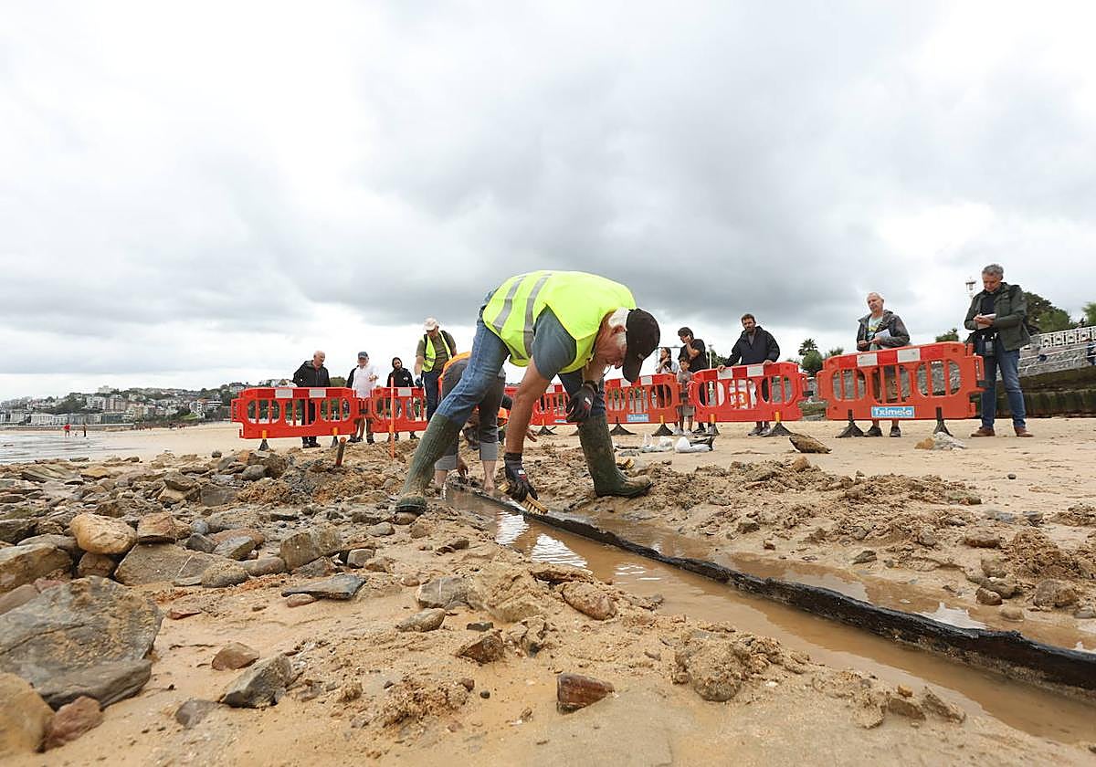 Las mejores imágenes del casco de un barco que ha aparecido en Ondarreta